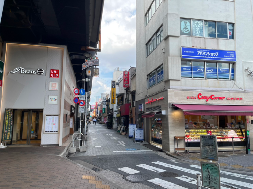 北口ロータリー側に出たら 左側の線路沿いへ