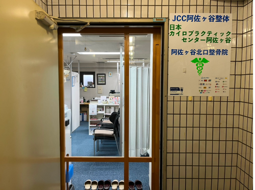 エレベーターで3Fに上がって、出たら右手奥に入